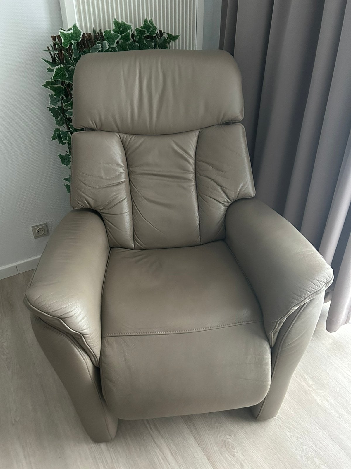 HUKLA elektrische relaxzetel met opstahulp taupe, Ophalen, Gebruikt