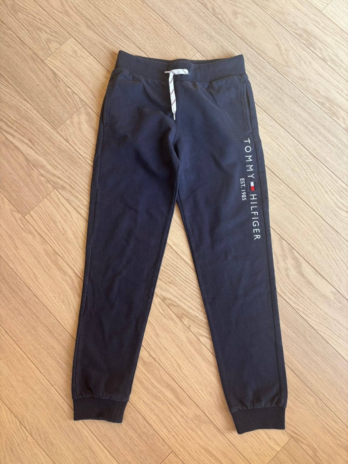 Blauwe trainingbroek Tommy Hilfiger, Kinderen en Baby's, Kinderkleding | Maat 152, Verzenden, Gebruikt, Jongen, Sport- of Zwemkleding