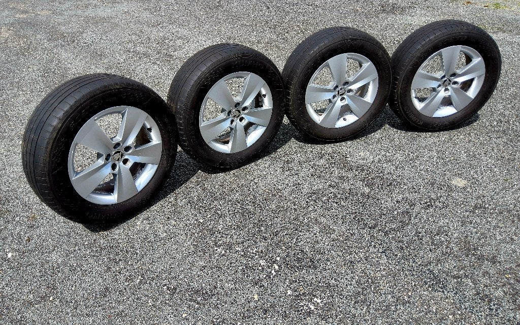 4 pneus été 205/60-16 sur jantes alu originales Skoda, Ophalen, Gebruikt, 16 inch, Banden en Velgen