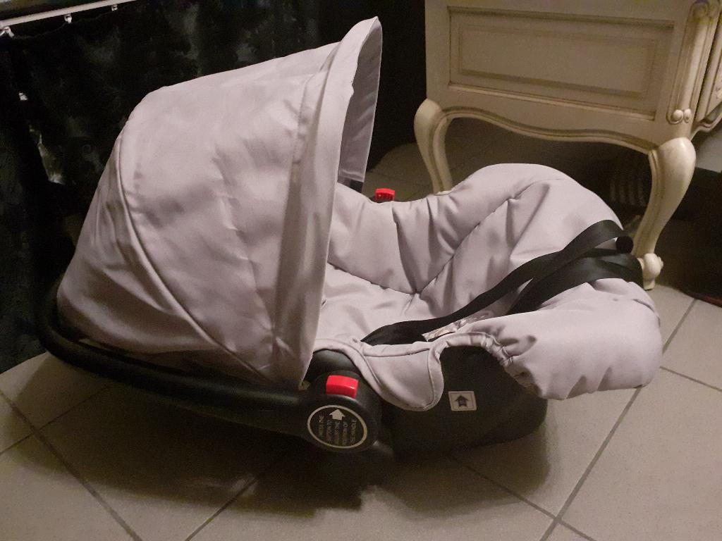 Maxi Cosi FENG Baby - Grijs / Wit en bloemmotief - Voor baby, Kinderen en Baby's, Autostoeltjes, Slaapstand, Ophalen, 0 t/m 10 kg