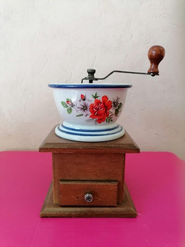 Moulin à café vintage bois et céramique /porcelaine, Antiquités & Art, Antiquités | Ustensiles de cuisine, Enlèvement ou Envoi