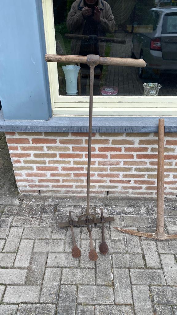 Outils anciens, Enlèvement
