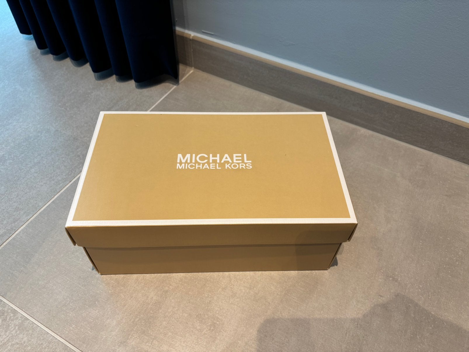 Michael Kors - Mahari Thong Sandal (37), Vêtements | Femmes, Michael Kors, Enlèvement ou Envoi, Comme neuf, Sandales et Mûles