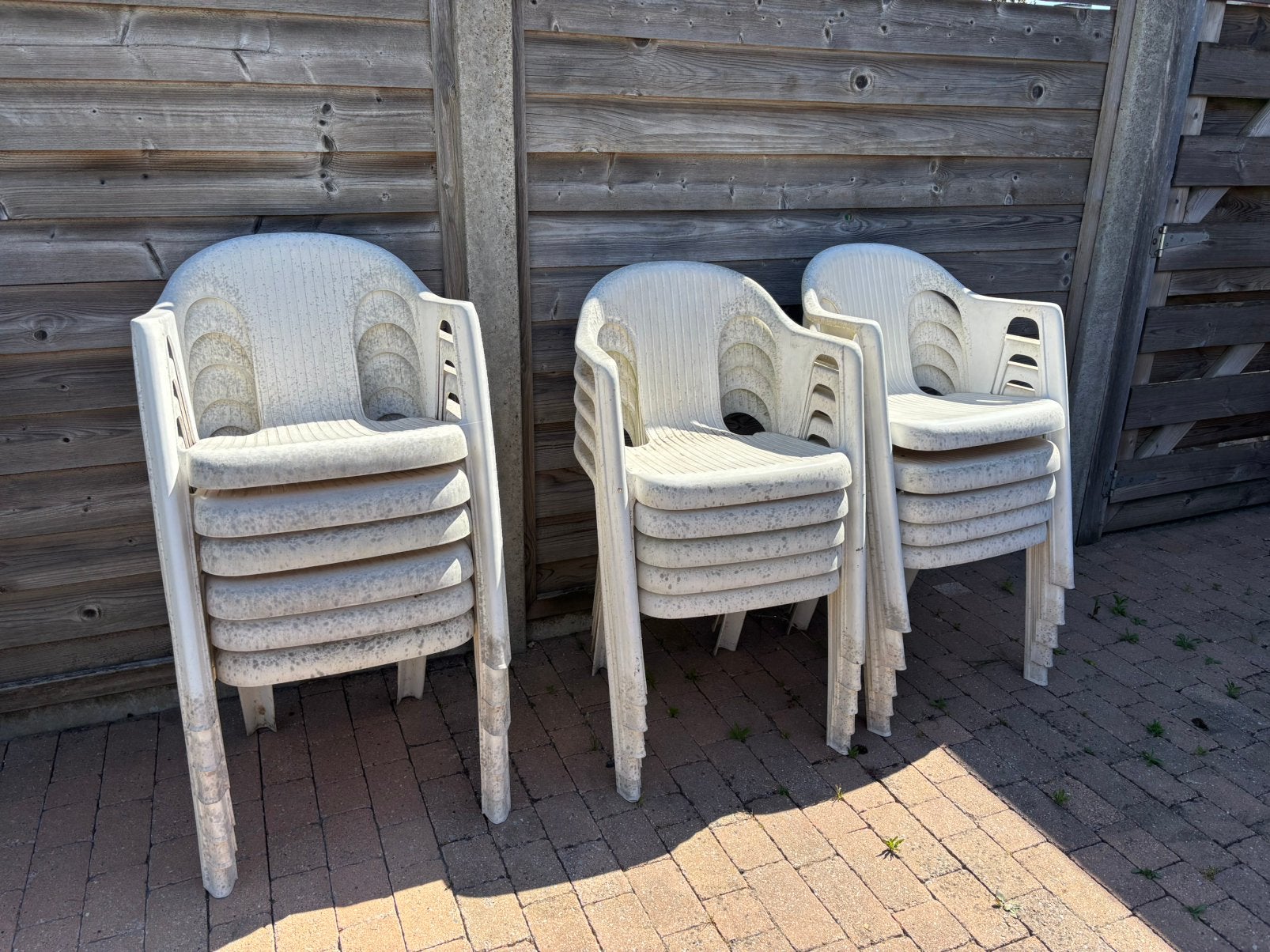 GRATIS - 16 witte plastic tuinstoelen, Tuin en Terras, Tuinstoelen, Ophalen, Gebruikt, Plastic, Stapelbaar