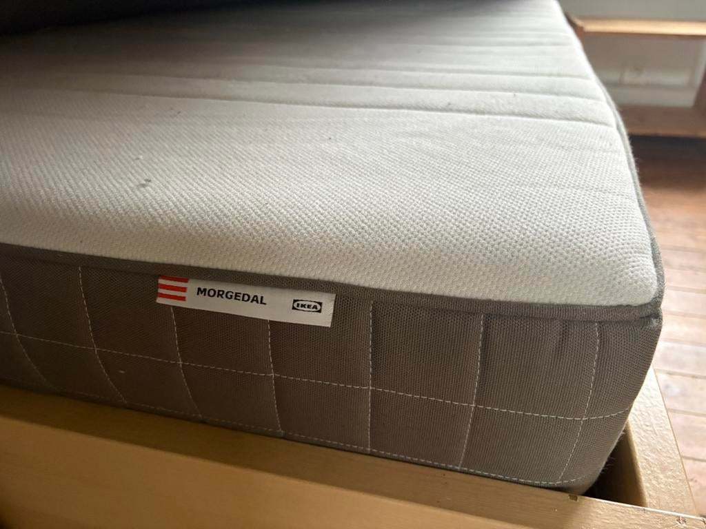 Lit + matelas + table de nuit + chaise, Enlèvement, Utilisé