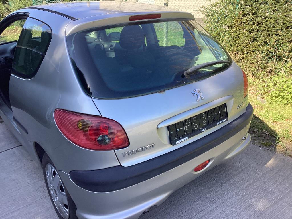 Peugeot 206 benzine 1,1, Auto's, Handgeschakeld, Particulier, Zilver of Grijs, Radio