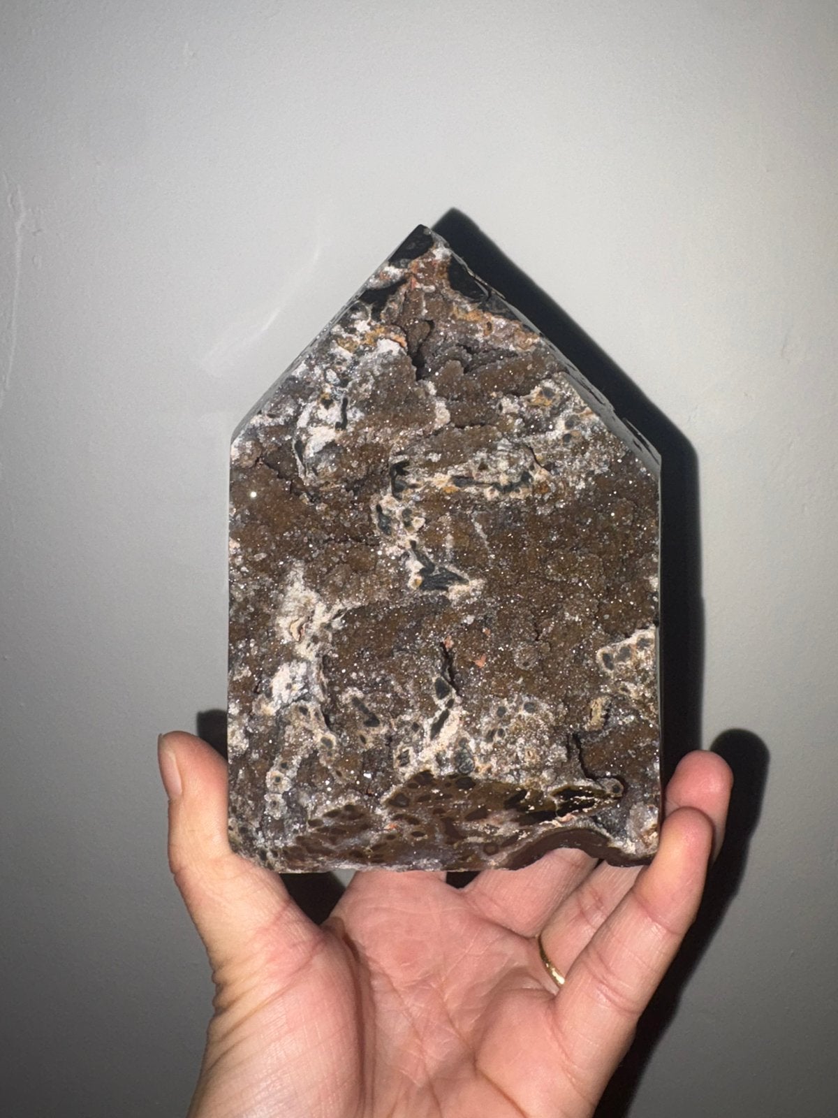 Grote chalcedoon toren met rots agaat., Ophalen of Verzenden