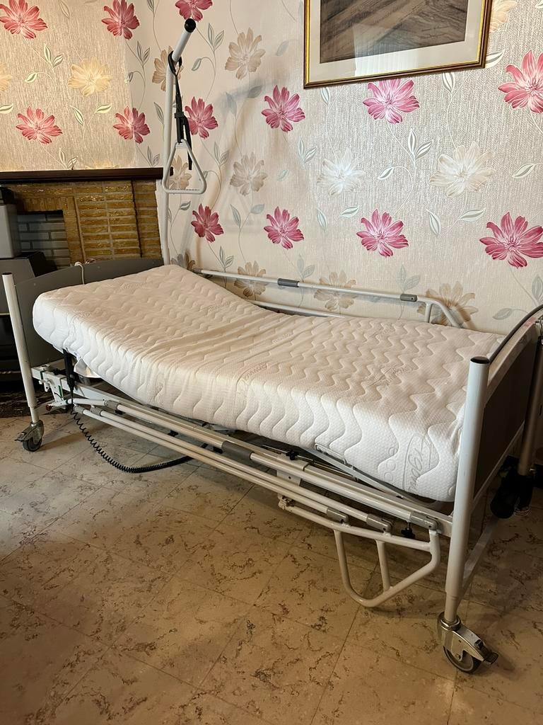 Lit Medical + matelas.  Tres bon etat, Enlèvement