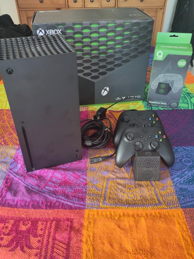 Xbox Series X 1TB + 2 manettes rechargeables + dock recharge, Enlèvement, Comme neuf, Xbox Series X