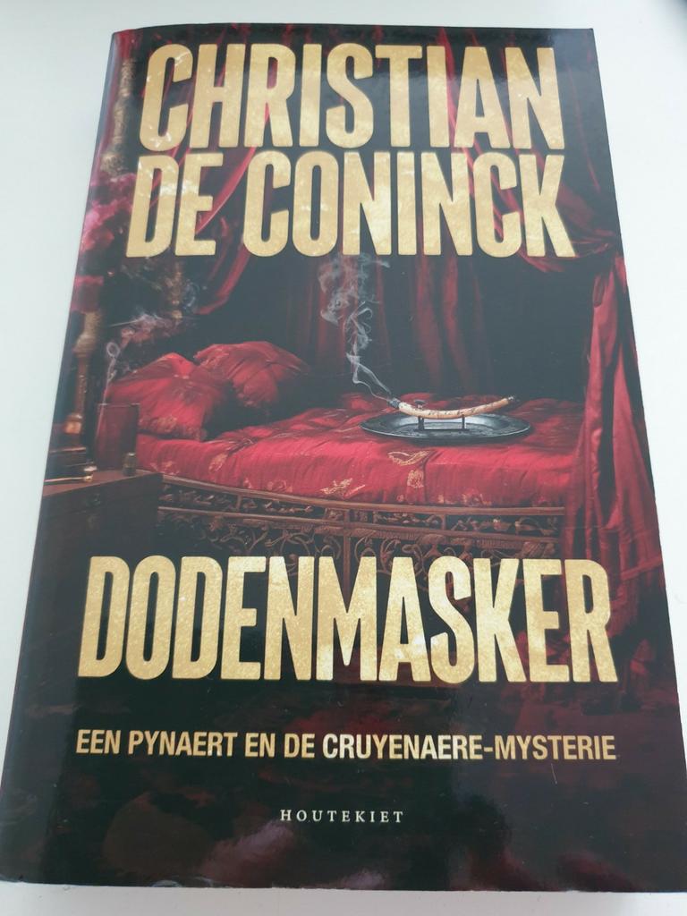 DodenmaskerEen Pynaert en De Cruyenaere-mysterie 2025, Boeken, Thrillers, Zo goed als nieuw, Ophalen of Verzenden