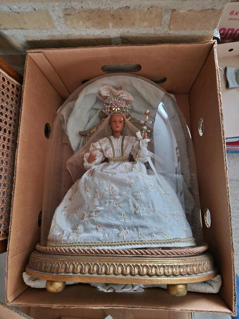 Beeld onder stolp, Ophalen