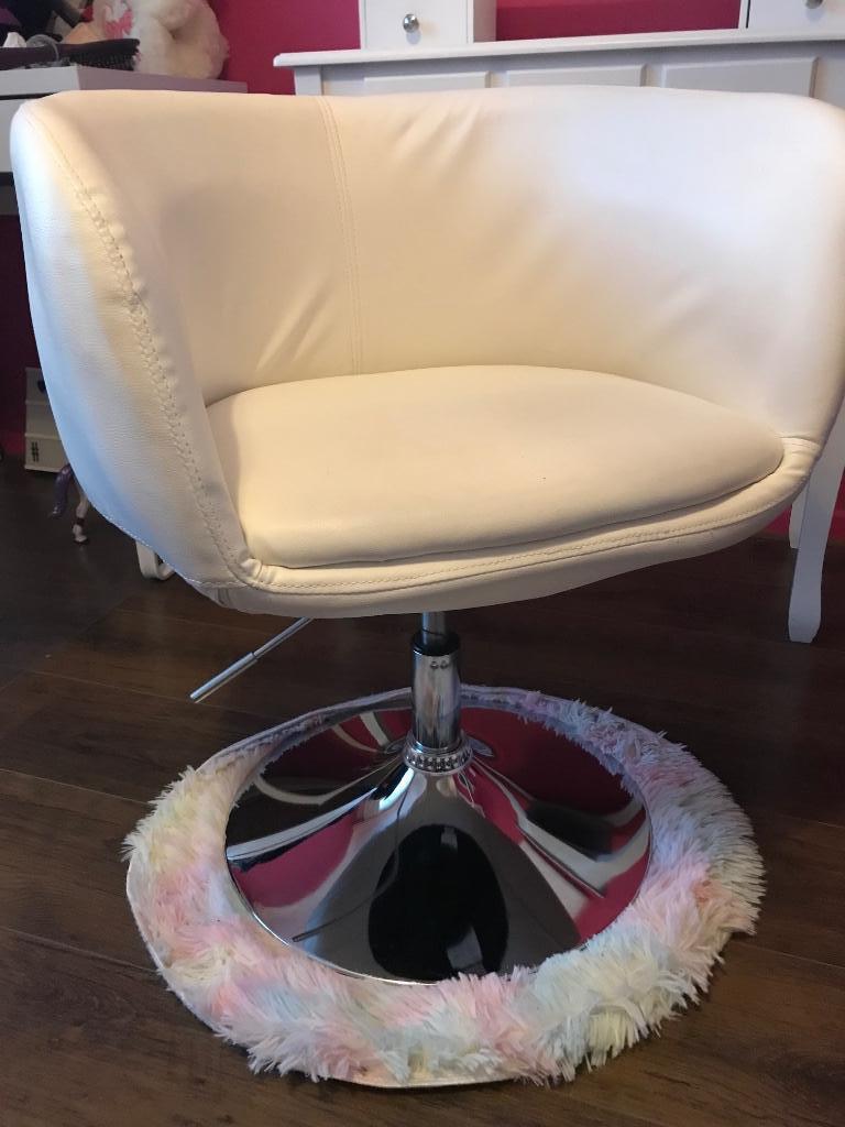 Fauteuil similicuir blanc avec dégât, Enlèvement, Utilisé