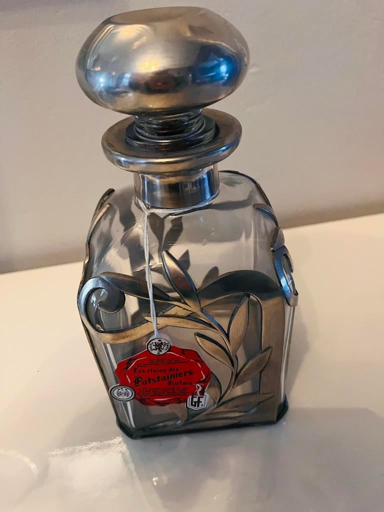 Carafe carré en cristal  montures floral en étain  hutois, Enlèvement ou Envoi, Neuf
