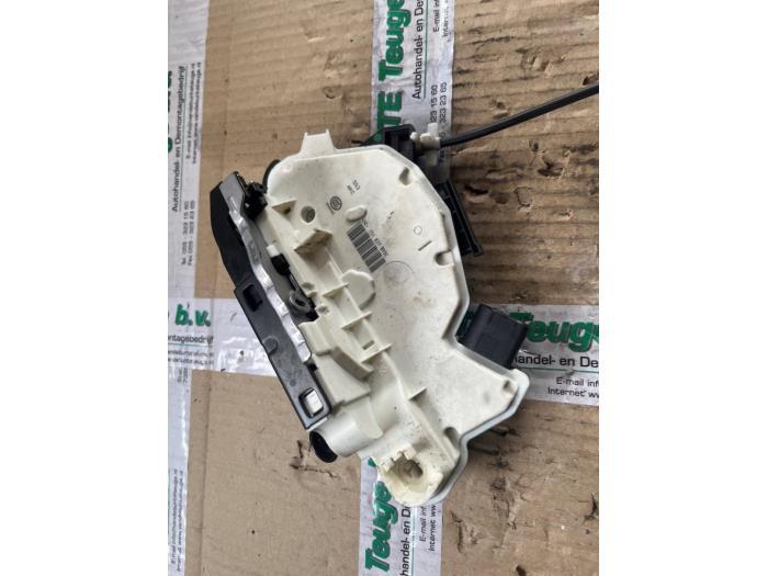 Serrure portière mécanique 2portes gauche d'un Volkswagen, Volkswagen, -, 3 mois de garantie, Utilisé