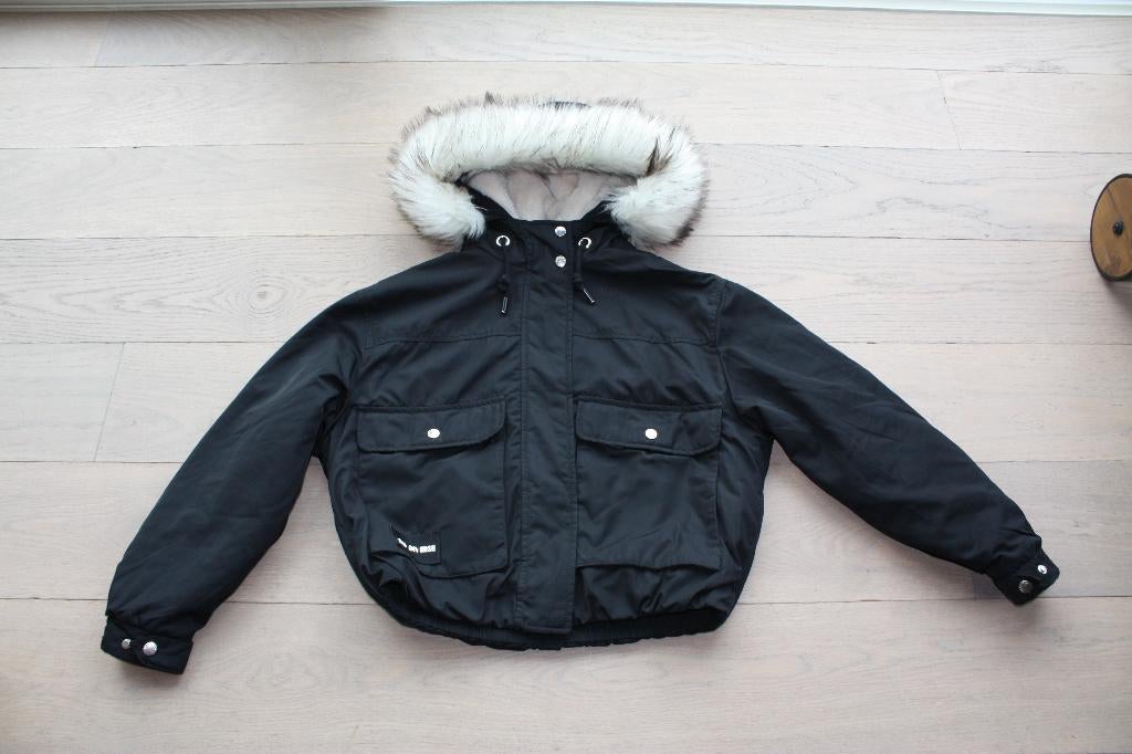 Mooie zwarte winterjas met pels aan de capuchon, maat S, Kleding | Dames, Zwart, Zo goed als nieuw, Maat 36 (S), Bershka