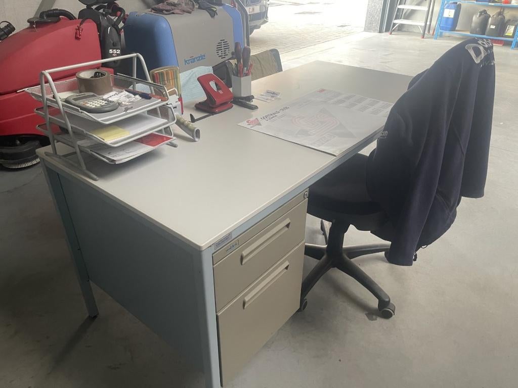 Metalen bureel + kast + tafel, Enlèvement, Utilisé