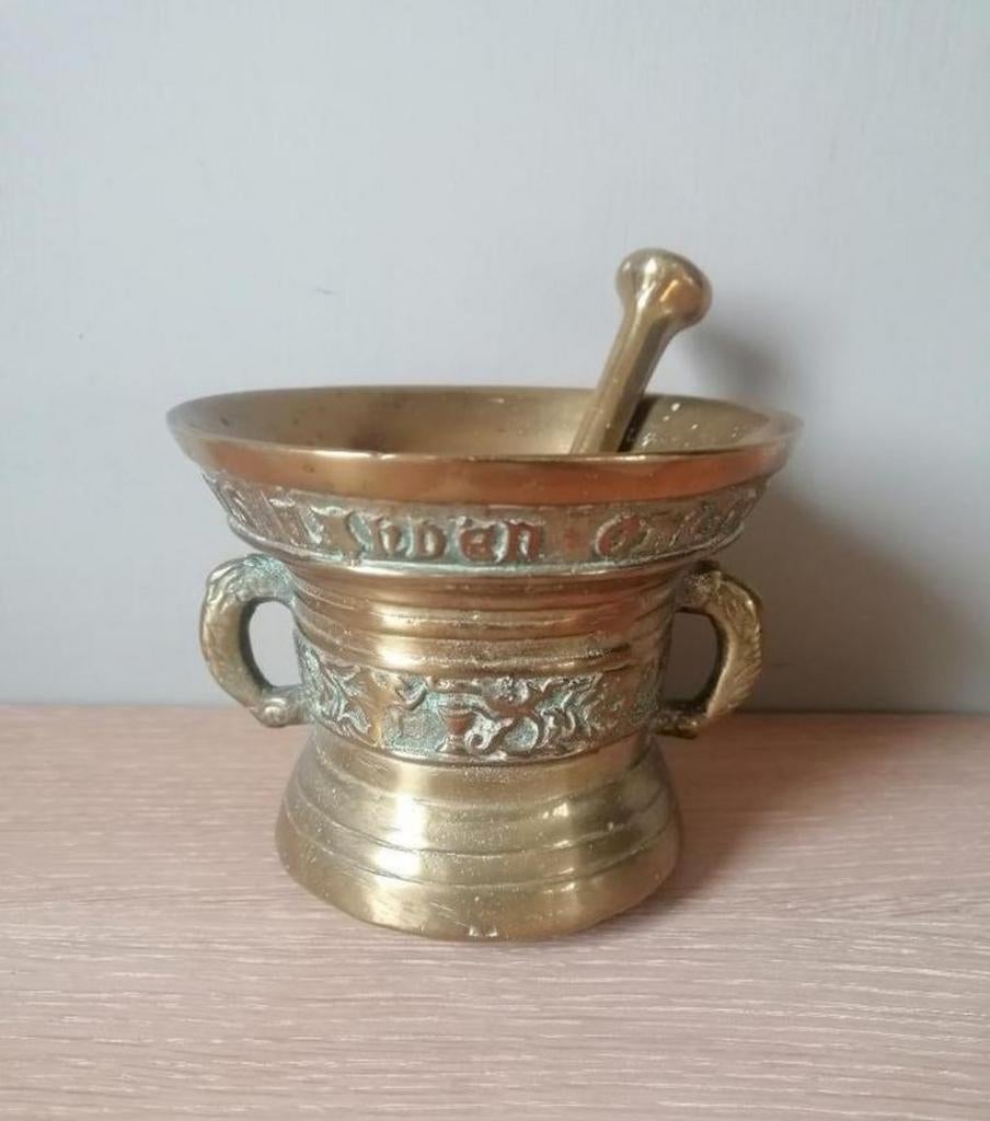Vijzel met stamper in brons, Ophalen