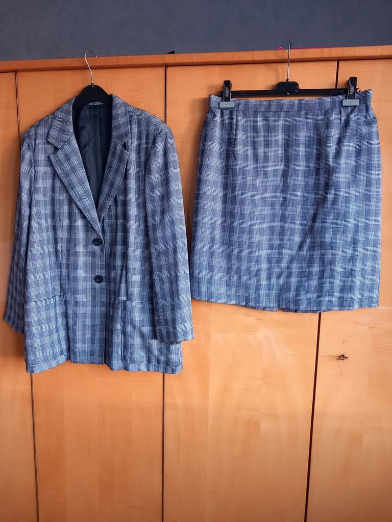 Tailleur  bleu marine et blanc,  polyester- doublé, Enlèvement ou Envoi