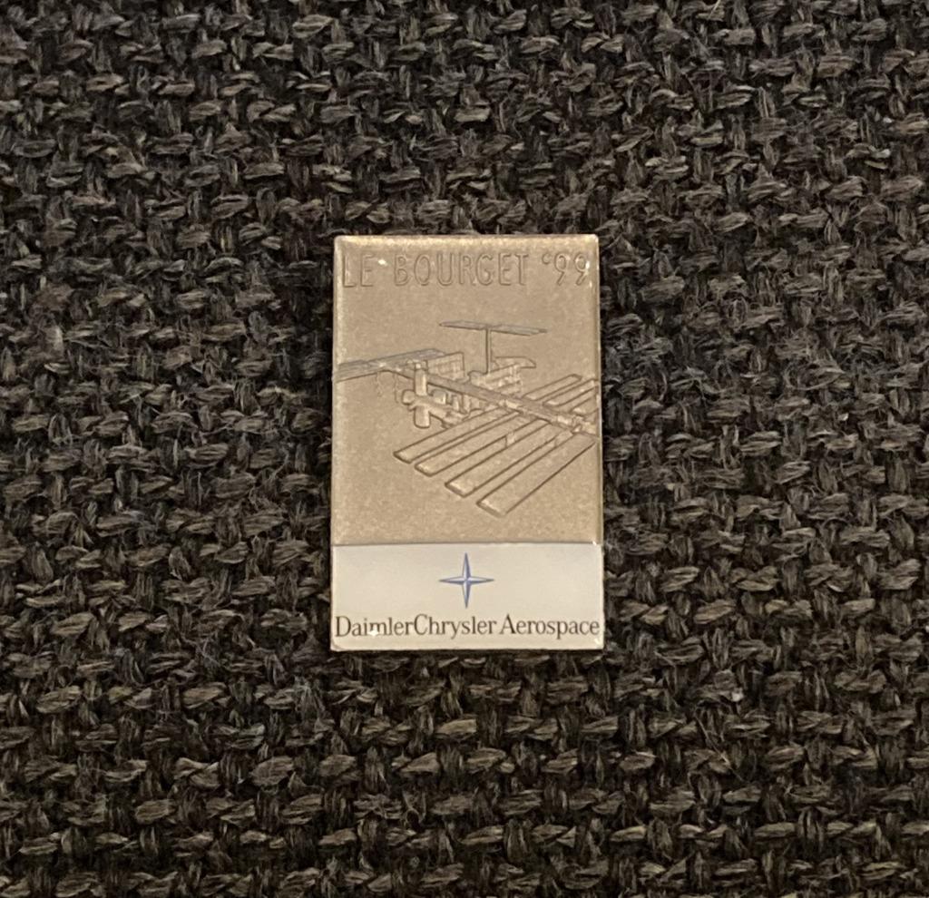 PIN - DAIMLER CHRYSLER - AEROSPACE - LUCHTVAART - MERCEDES, Verzamelen, Speldjes, Pins en Buttons, Verzenden, Gebruikt, Transport