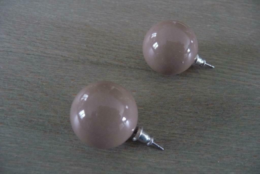 Oorbellen in bolvorm beige, Bijoux, Sacs & Beauté, Boucles d'oreilles, Puces ou Clous, Enlèvement ou Envoi, Beige, Comme neuf
