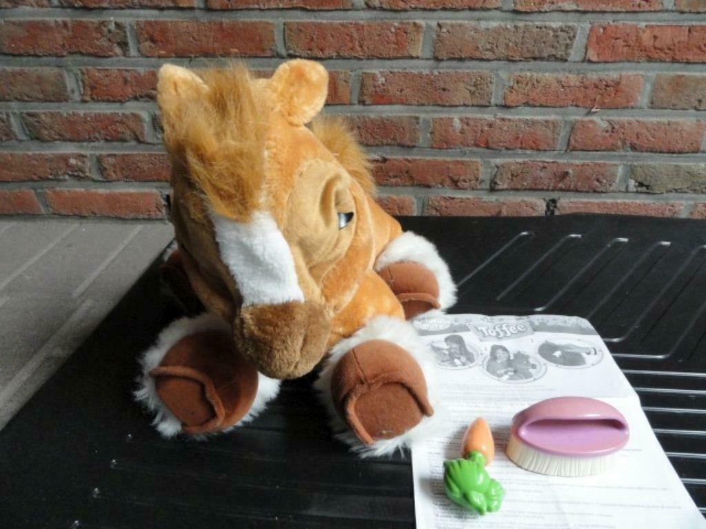 Knuffelpony met emoties "Toffee" + huisje, Kinderen en Baby's, Ophalen, Zo goed als nieuw, Paard