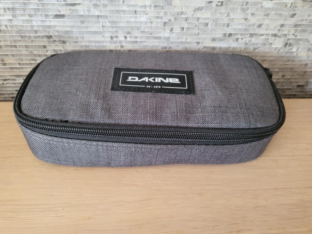 Grijze Dakine pennenzak, Diversen, Ophalen of Verzenden, Gebruikt