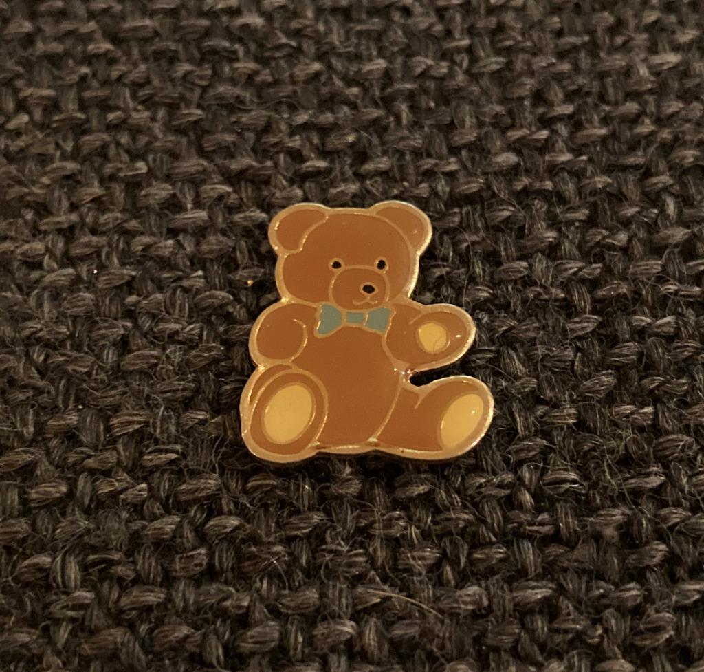 PIN - BEERTJE - TEDDY BEAR - TEDDYBEER - OURS EN PELUCHE, Envoi, Utilisé, Figurine, Insigne ou Pin's