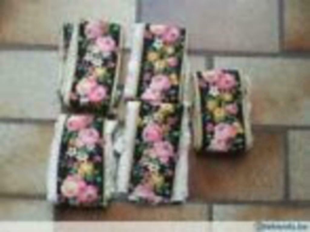 textielbanden met bloemen, Ophalen