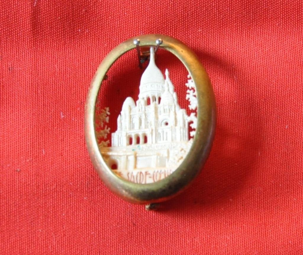 ancienne broche sacre coeur de paris, Handtassen en Accessoires, Antieke sieraden, Ophalen of Verzenden, Koper, Broche