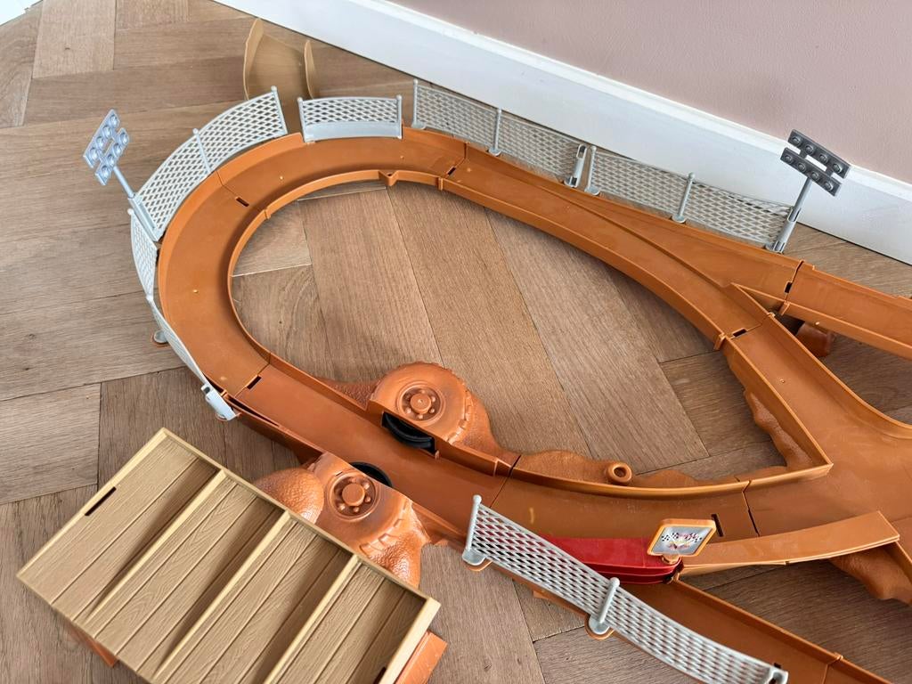 Cars magic 8 racebaan, Kinderen en Baby's, Racebaan, Zelf te bouwen, Zo goed als nieuw, Handmatig