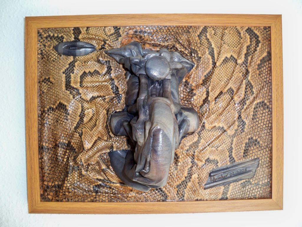 Tableau-sculpture moto en cuir et cuir de serpent, Enlèvement, Cuir