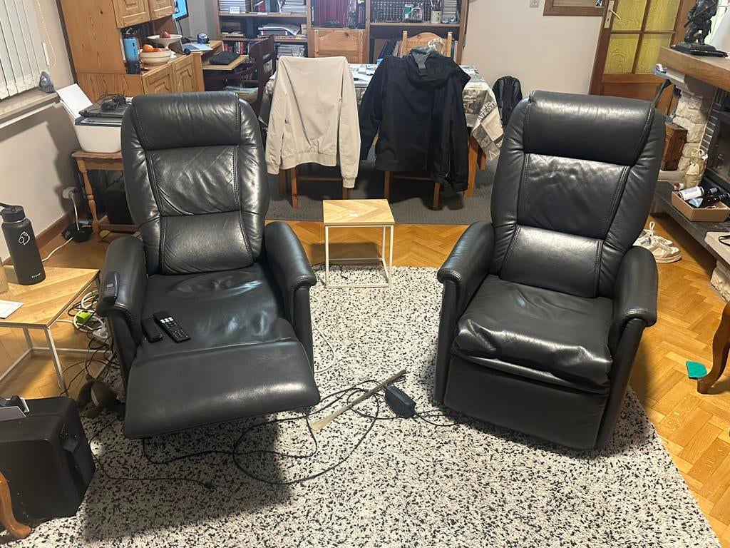 2 fauteuils noirs relax electriques Balzat, Maison & Meubles, Fauteuils, Comme neuf, Cuir, 50 à 75 cm, Moins de 75 cm, Enlèvement