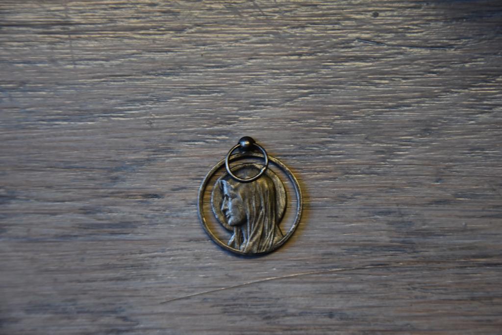 Médaille Maria, Envoi, Autres matériaux