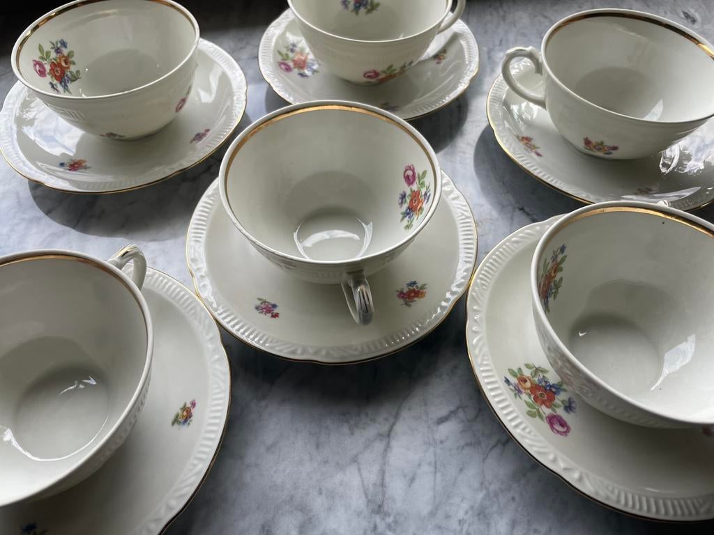 Tasses vintage avec soucoupes et cafetière, Enlèvement