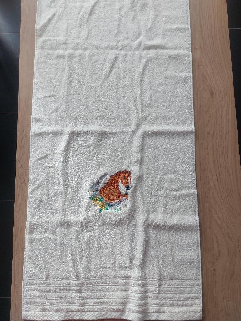 Ecru handdoek met geborduurd paard (n4), Ophalen of Verzenden, Nieuw, Overige kleuren, Handdoek