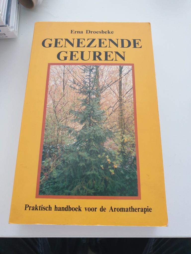 GENEZENDE GEUREN praktisch handboek voor de AROMATHERAPIE, Boeken, Ophalen of Verzenden, Zo goed als nieuw