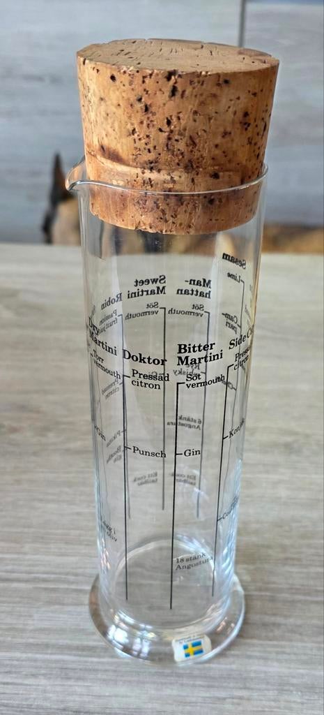 Il s'agit d'un verre à cocktail gradué, Enlèvement, Comme neuf