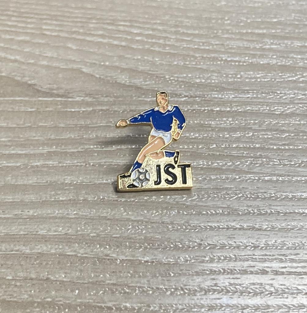 PIN - JST - FOOTBALL - VOETBAL, Envoi, Utilisé, Sport, Insigne ou Pin's
