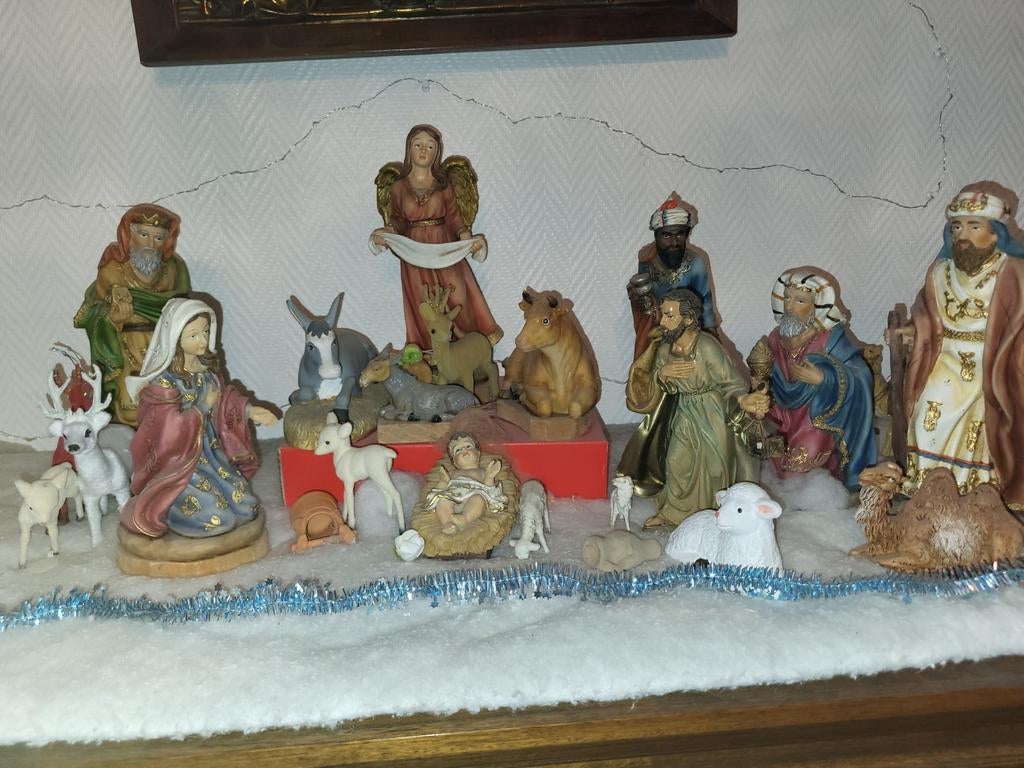 Images de la crèche.
Hauteur 25 à 28 cm.
Trois rois, Jésus.., Enlèvement ou Envoi