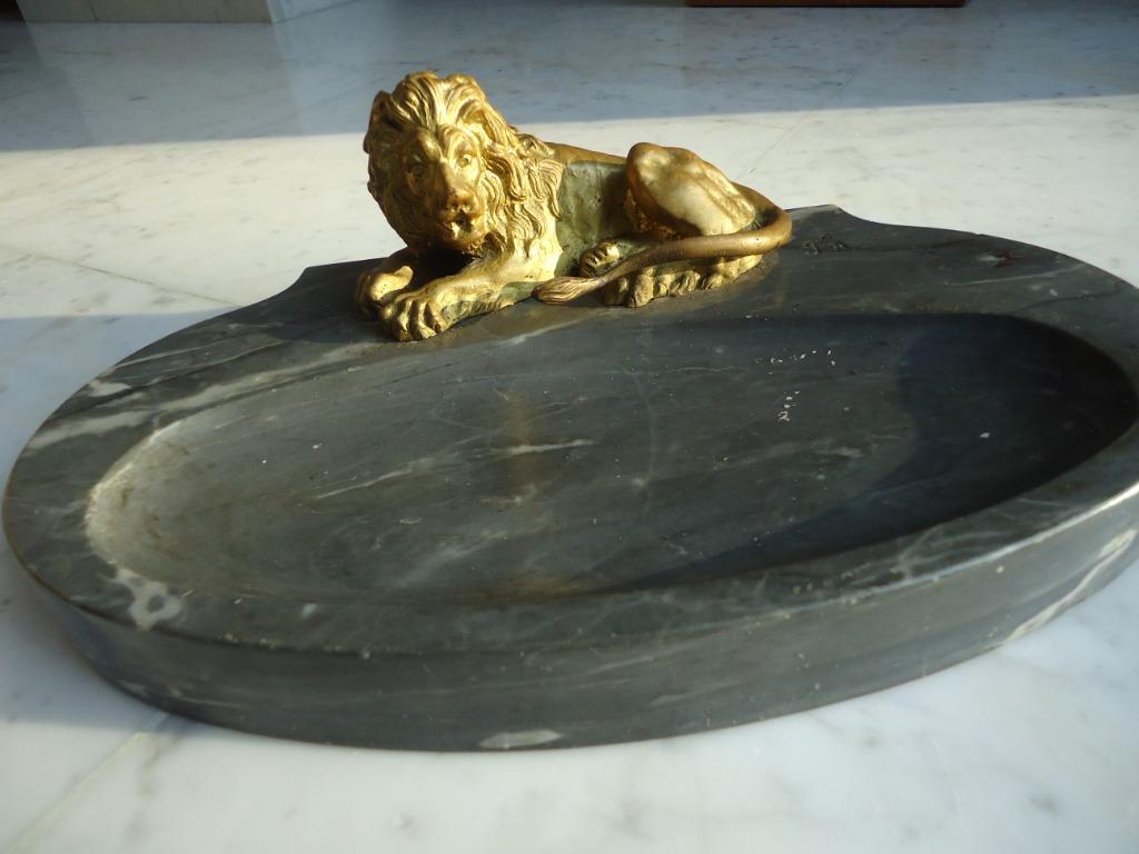 vers 1920/30 Vide-Poche Lion en bronze doré et marbre, signé, Enlèvement ou Envoi