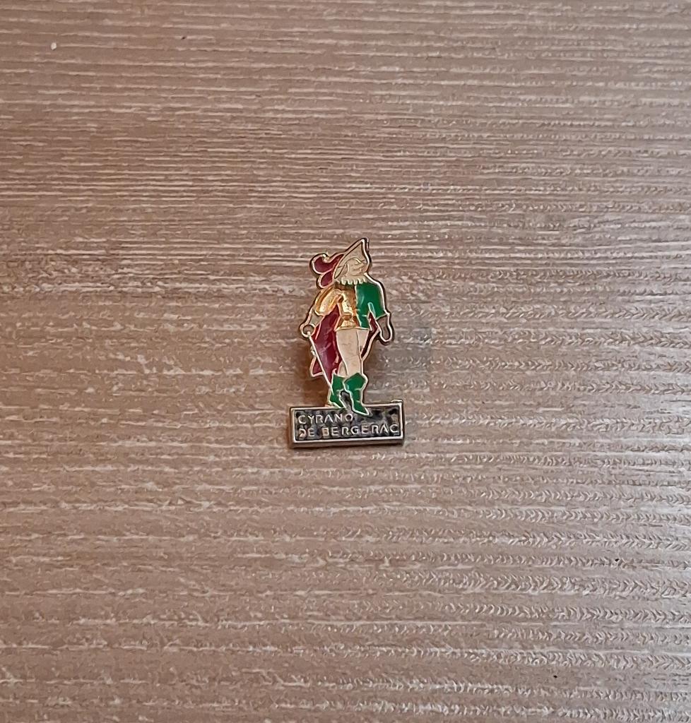 PIN - CYRANO DE BERGERAC - TONEEL - THEATRE - EDMOND ROSTAND, Envoi, Utilisé, Autres sujets/thèmes, Insigne ou Pin's