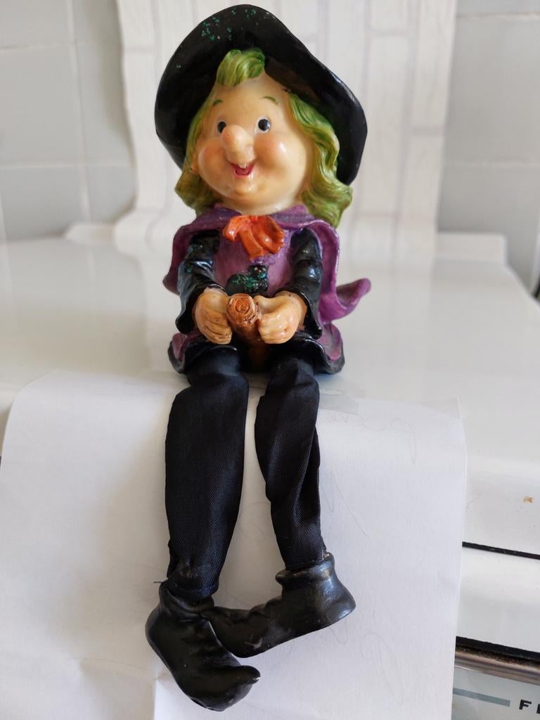 Kleine keramische heks op haar bezem, Ophalen of Verzenden, Zo goed als nieuw