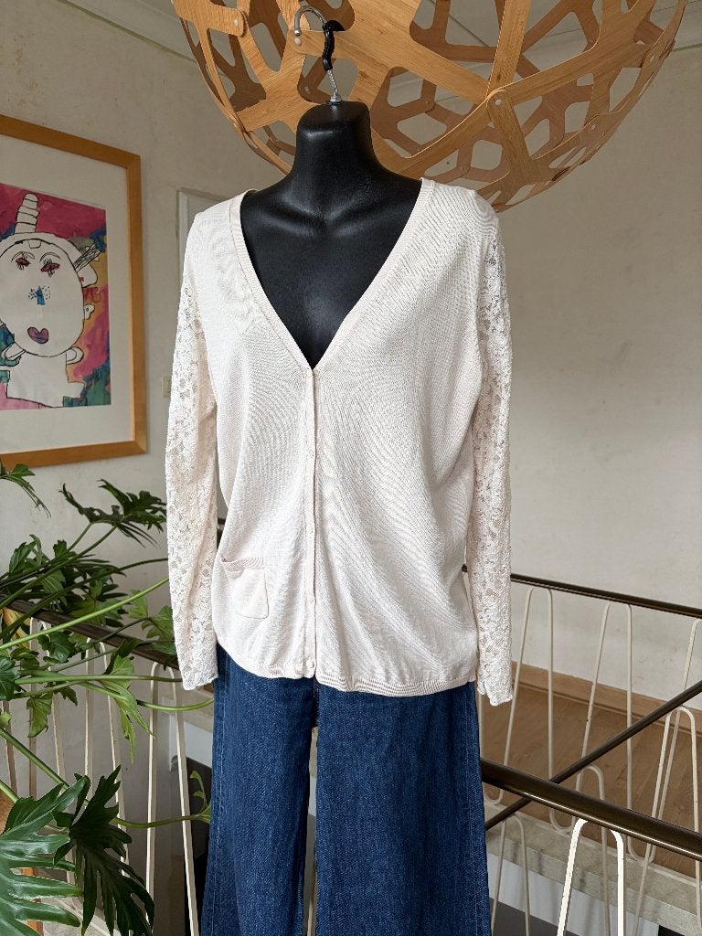 Pauline B. romantisch gileetje met mouwen in kant, mt 4 (38), Kleding | Dames, Truien en Vesten, Gedragen, Maat 38/40 (M), Overige kleuren