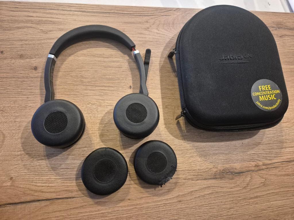 Jabra Evolve2 65 — Stereo Nieuwe oortjes+Dongle+cable, Volumeregelaar, Refurbished, On-ear, Ophalen of Verzenden