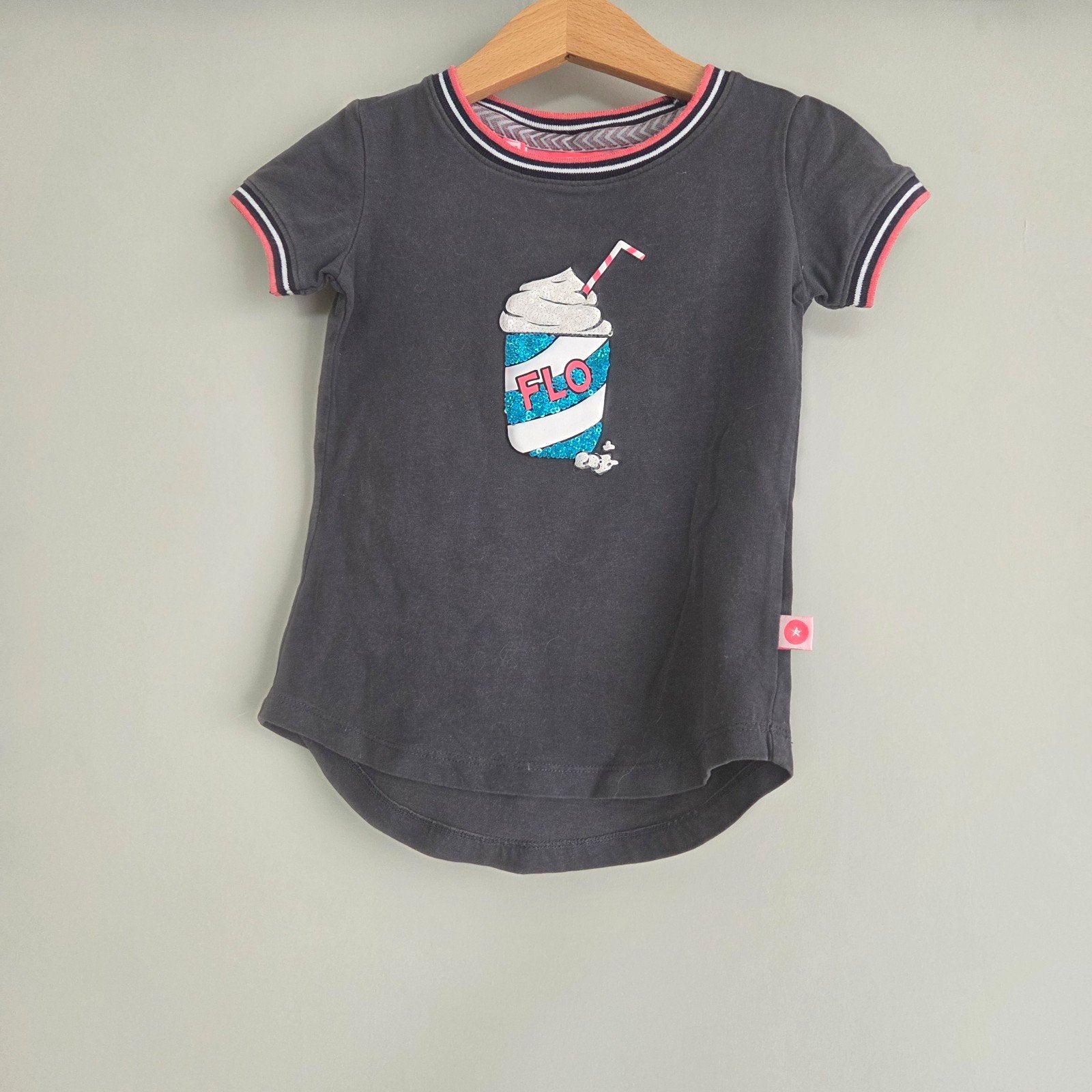 T-shirt  - 110 - Like Flo, Kinderen en Baby's, Kinderkleding | Maat 110, Like Flo, Meisje, Ophalen of Verzenden, Zo goed als nieuw