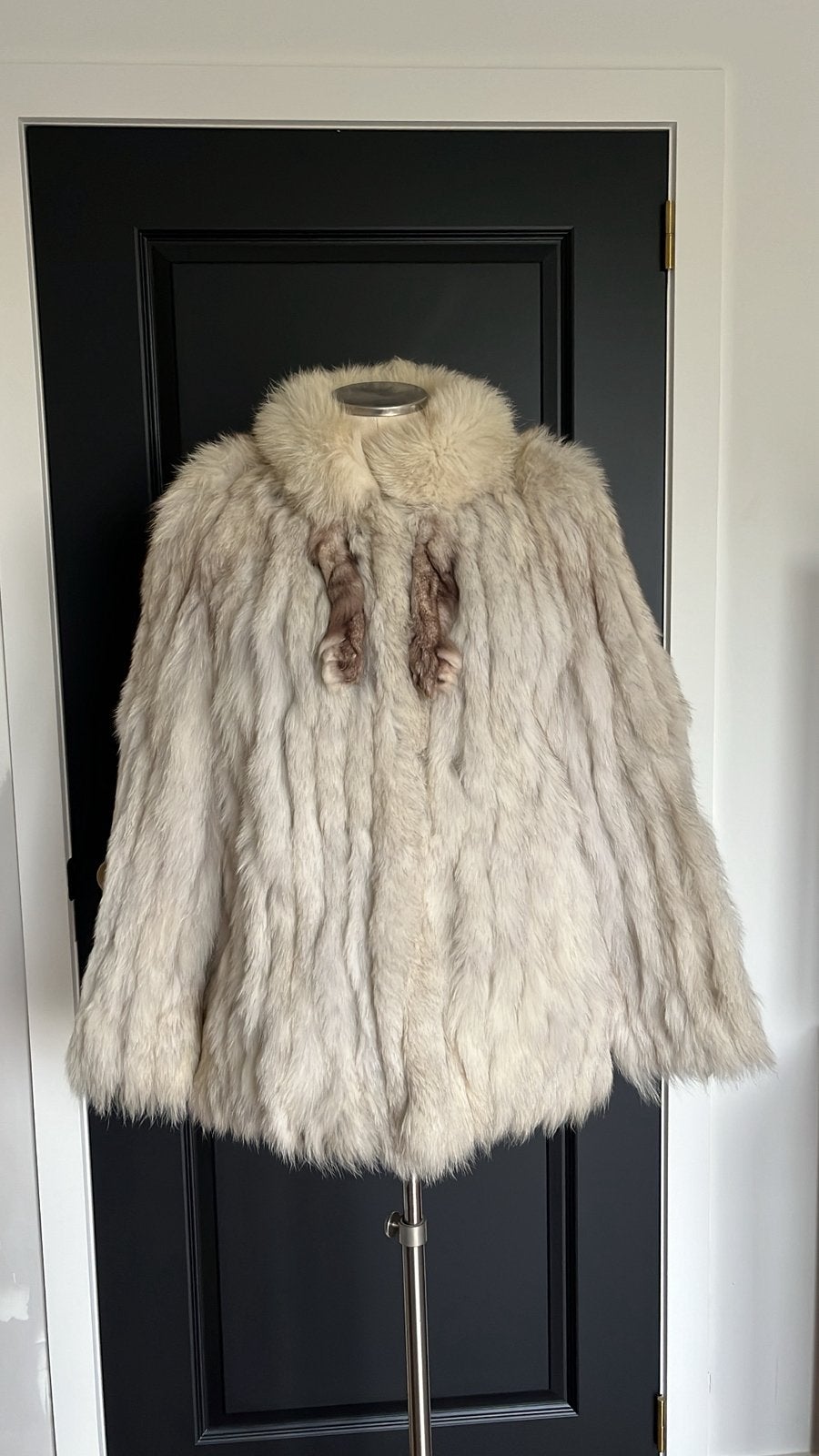 Witte vossen bontjas Saga Fox, Kleding | Dames, Ophalen of Verzenden, Zo goed als nieuw, Maat 42/44 (L)
