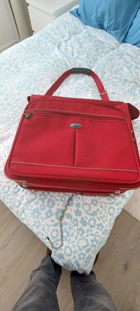 Schouderreistas Carlton, Handtassen en Accessoires, Tassen | Schoudertassen, Zo goed als nieuw, Overige merken, Rood, Ophalen