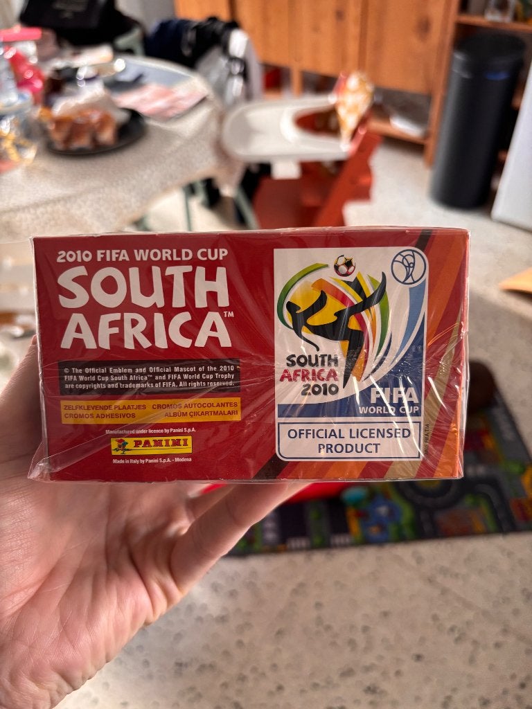 Panini WK 2010 - box met 100 zakjes, Ophalen of Verzenden, Nieuw, Poster, Plaatje of Sticker