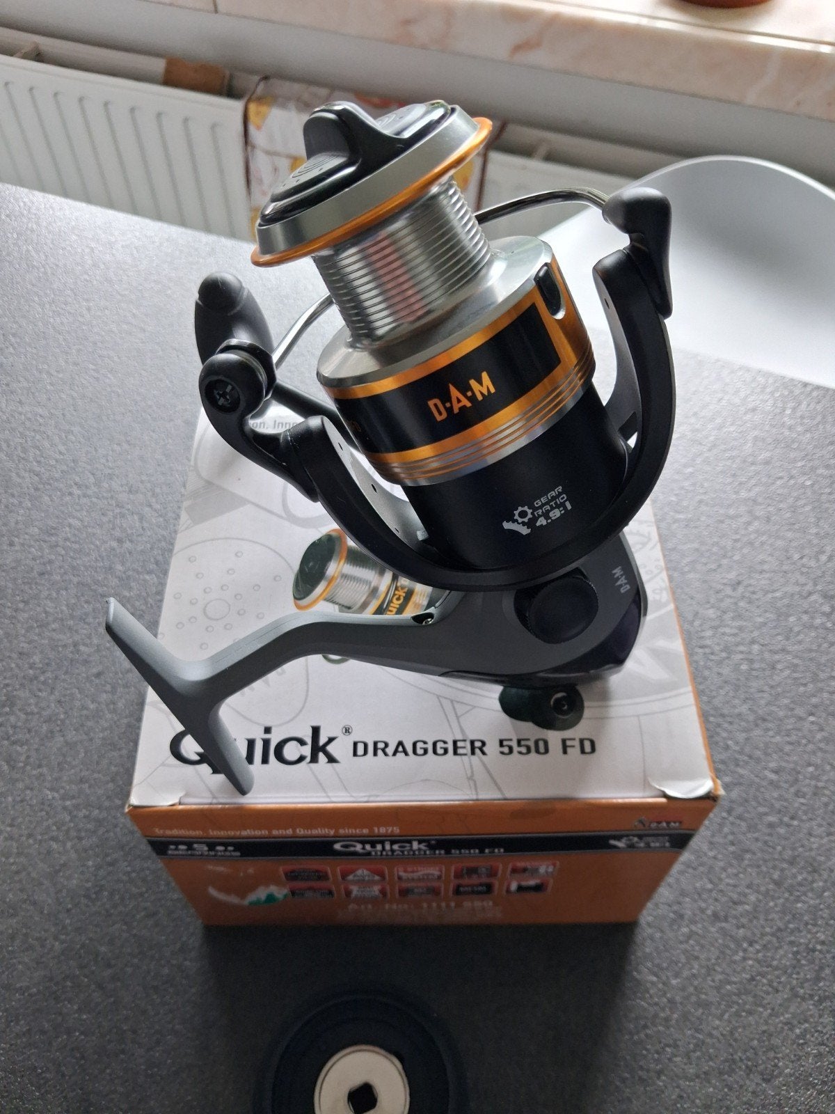 DAM QUICK DRAGGER 550 FD. NIEUW, Enlèvement ou Envoi, Neuf, Moulinet