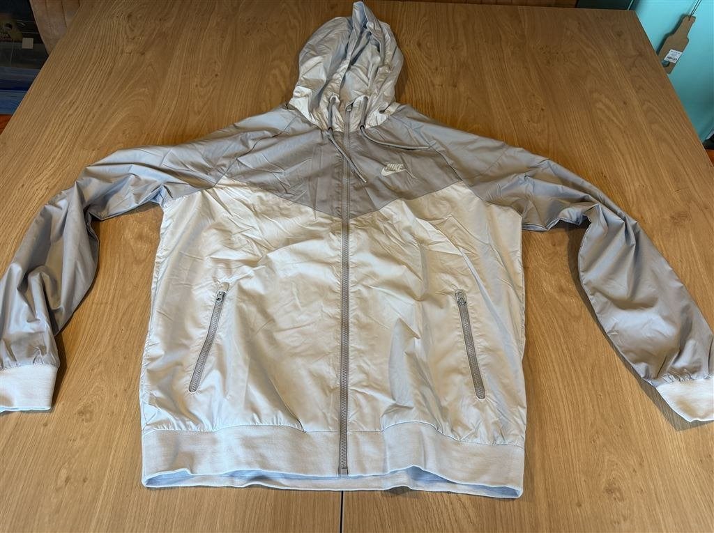 Nike Windrunner Jack Grijs/Wit - Maat L, Vêtements | Hommes, Vestes | Été, Enlèvement ou Envoi, Comme neuf, Taille 52/54 (L), Gris